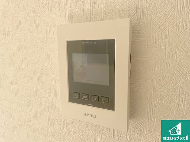【カラーモニターインターホン】声だけでなく来訪者の姿や顔がモニターで確認できるので、小さなお子様がいらっしゃるご家庭でも安心できます!