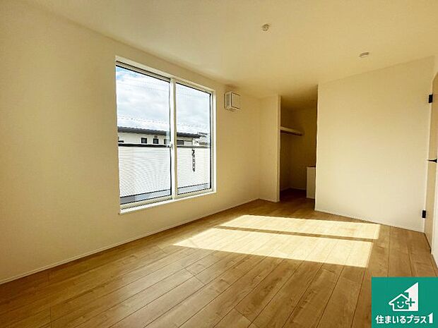 【洋室】シンプルな洋室は、自分好みのインテリアが楽しめます♪ご家族とインテリアや家具を選びに行くのは新築購入時の醍醐味の一つです。ぜひお楽しみください♪