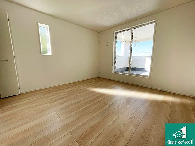 【洋室】シンプルな洋室は、自分好みのインテリアが楽しめます♪ご家族とインテリアや家具を選びに行くのは新築購入時の醍醐味の一つです。ぜひお楽しみください♪