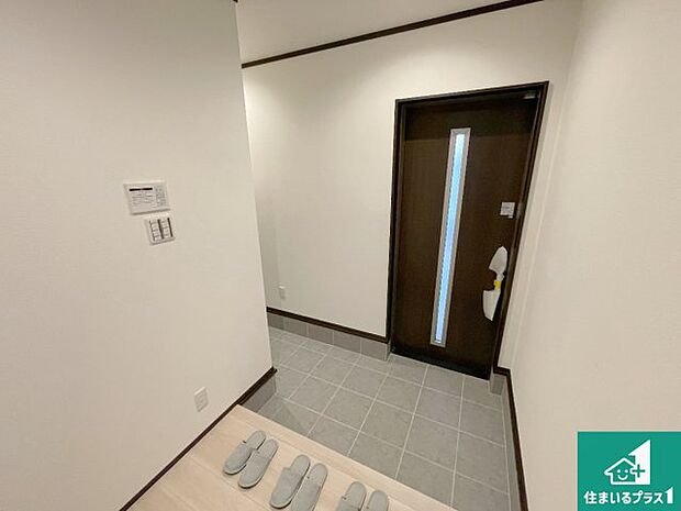 【玄関】シューズボックスにはたくさんの靴が収納できるので玄関周りはいつもスッキリ!ご家族が増えても安心!