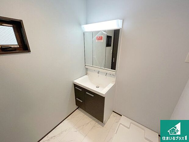 【独立洗面台】清潔感のある洗面台です。フラットな鏡は掃除がしやすく毎日清潔!鏡裏には収納があるのでスッキリとした洗面台が保てます。