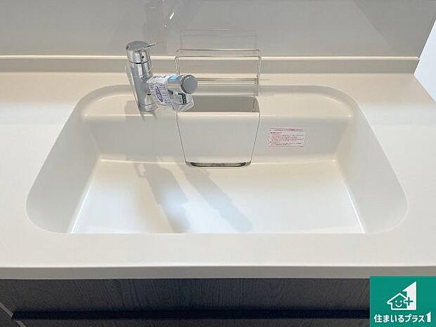 【キッチンシンク】蛇口の先端に浄水器を内蔵しています!原水と浄水、お湯と冷水、シャワーの切替えがワンタッチなので用途によって使い分けられます。