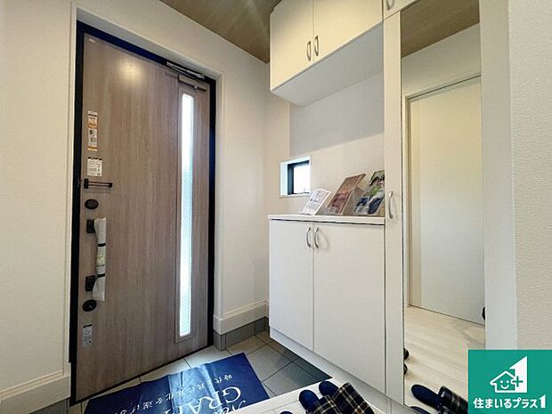 【玄関】シューズボックスにはたくさんの靴が収納できるので玄関周りはいつもスッキリ!ご家族が増えても安心!