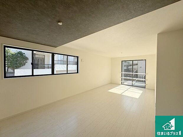 【居間・リビング】日当たり良好の明るいリビングで朝の目覚めもスッキリできそう!対面キッチンでご家族のコミュニケーションも自然と増える設計!小さなお子様が遊ぶスペースを作っても広々とくつろげるLDK!