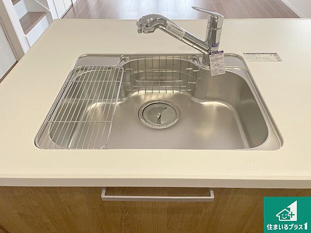 【キッチンシンク】蛇口の先端に浄水器を内蔵しています!原水と浄水、お湯と冷水、シャワーの切替えがワンタッチなので用途によって使い分けられます。
