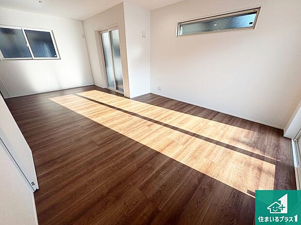 【居間・リビング】日当たり良好の明るいリビングで朝の目覚めもスッキリできそう!対面キッチンでご家族のコミュニケーションも自然と増える設計!小さなお子様が遊ぶスペースを作っても広々とくつろげるLDK!