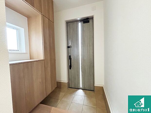 【玄関】シューズボックスにはたくさんの靴が収納できるので玄関周りはいつもスッキリ!ご家族が増えても安心!