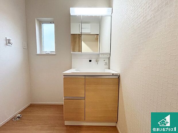 【独立洗面台】清潔感のある洗面台です。フラットな鏡は掃除がしやすく毎日清潔!鏡裏には収納があるのでスッキリとした洗面台が保てます。