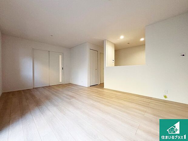 【居間・リビング】日当たり良好の明るいリビングで朝の目覚めもスッキリできそう!対面キッチンでご家族のコミュニケーションも自然と増える設計!小さなお子様が遊ぶスペースを作っても広々とくつろげるLDK!