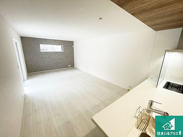 【居間・リビング】日当たり良好の明るいリビングで朝の目覚めもスッキリできそう!対面キッチンでご家族のコミュニケーションも自然と増える設計!小さなお子様が遊ぶスペースを作っても広々とくつろげるLDK!