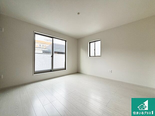 【洋室】寝室は心地よい眠りについてもらいたくて、シンプルかつ開放的な空間な設計にしています!大きな窓から差し込む日が心地いいです♪