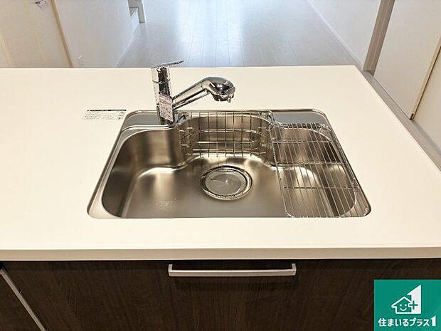 【独立洗面台】清潔感のある洗面台です。フラットな鏡は掃除がしやすく毎日清潔!ホースは引き出して使えるので洗顔やお掃除の際に便利です!