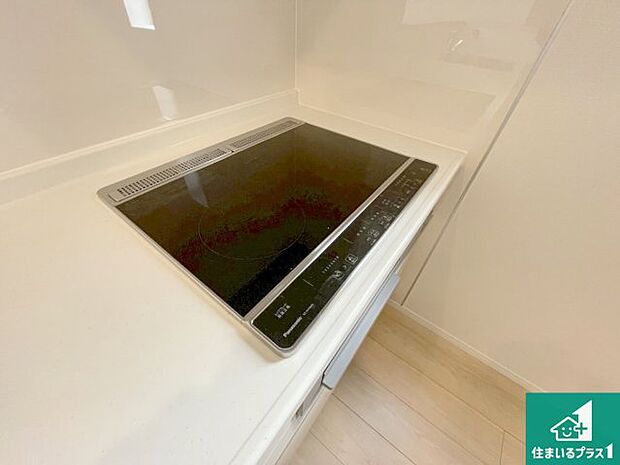 【コンロ】火を使わないので、安心なIHコンロ!でこぼこが無い構造なので、掃除もしやすく清潔に保てます!