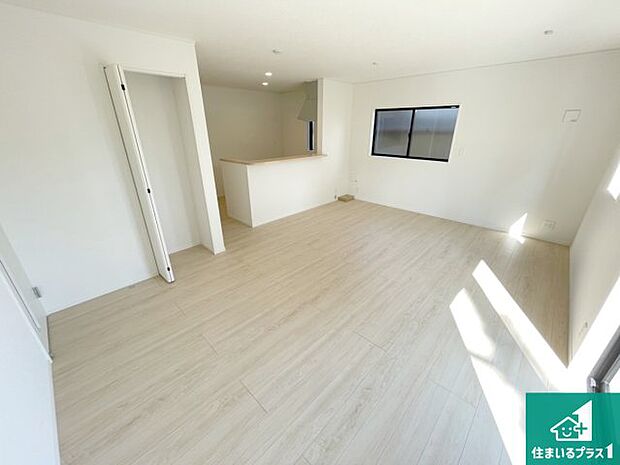 【居間・リビング】日当たり良好の明るいリビングで朝の目覚めもスッキリできそう!対面キッチンでご家族のコミュニケーションも自然と増える設計!小さなお子様が遊ぶスペースを作っても広々とくつろげるLDK!