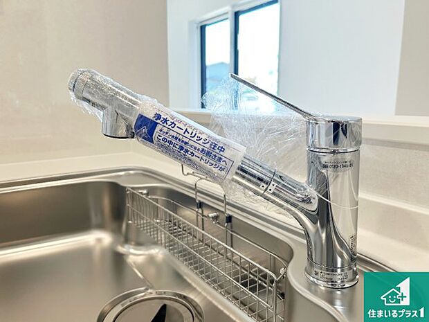 【浄水器付き水栓】蛇口の先端に浄水器を内蔵しています!原水と浄水、お湯と冷水、シャワーの切替えがワンタッチなので用途によって使い分けられます。