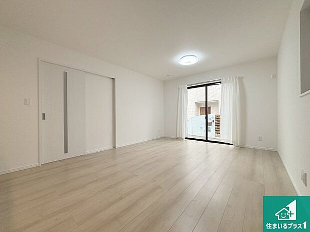 【居間・リビング】日当たり良好の明るいリビングで朝の目覚めもスッキリできそう!対面キッチンでご家族のコミュニケーションも自然と増える設計!小さなお子様が遊ぶスペースを作っても広々とくつろげるLDK!