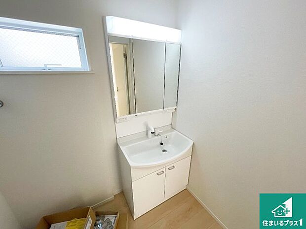 【独立洗面台】清潔感のある洗面台です。フラットな鏡は掃除がしやすく毎日清潔!鏡裏には収納があるのでスッキリとした洗面台が保てます。