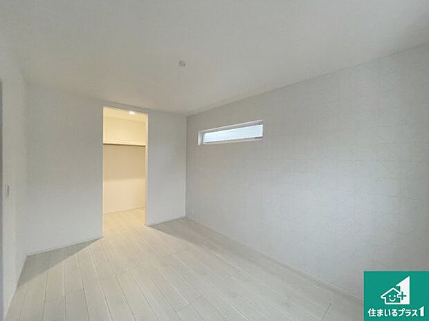 【洋室】寝室は心地よい眠りについてもらいたくて、シンプルかつ開放的な空間な設計にしています!大きな窓から差し込む日が心地いいです♪