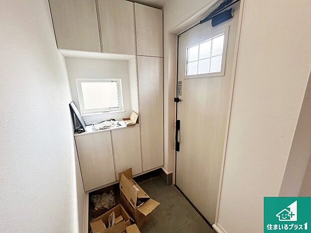 【玄関】シューズボックスにはたくさんの靴が収納できるので玄関周りはいつもスッキリ!ご家族が増えても安心!