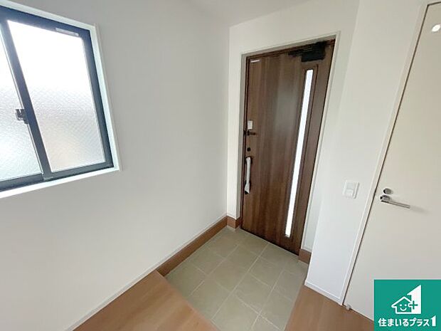 【玄関】シューズボックスにはたくさんの靴が収納できるので玄関周りはいつもスッキリ!ご家族が増えても安心!