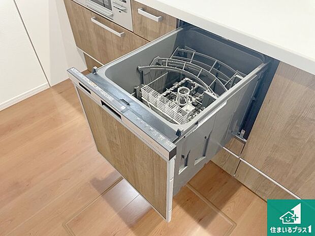 【食器洗浄乾燥機】食事後の一仕事、食器洗いをボタン一つでお任せできちゃいます!場所を取らないビルトイン式なので、お料理スペースもしっかり確保!