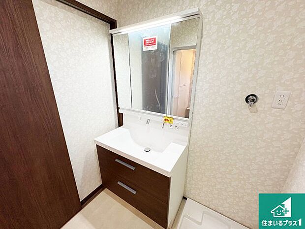 【独立洗面台】清潔感のある洗面台です。フラットな鏡は掃除がしやすく毎日清潔!鏡裏には収納があるのでスッキリとした洗面台が保てます。