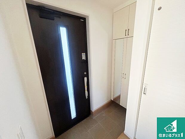 【玄関】シューズボックスにはたくさんの靴が収納できるので玄関周りはいつもスッキリ!ご家族が増えても安心!