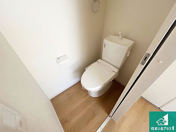 【トイレ】1・2階の2ヶ所にあるので、朝の忙しい時間の順番待ちもなく、深夜の利用にも大変便利です。