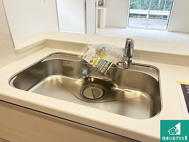 【キッチンシンク】蛇口の先端に浄水器を内蔵しています!原水と浄水、お湯と冷水、シャワーの切替えがワンタッチなので用途によって使い分けられます。