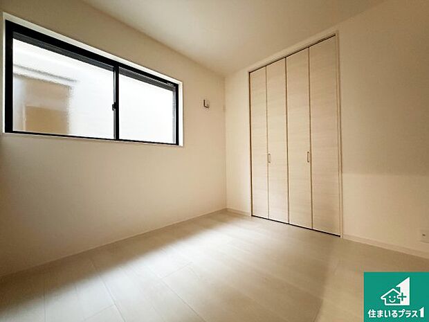 【洋室】寝室は心地よい眠りについてもらいたくて、シンプルかつ開放的な空間な設計にしています!大きな窓から差し込む日が心地いいです♪