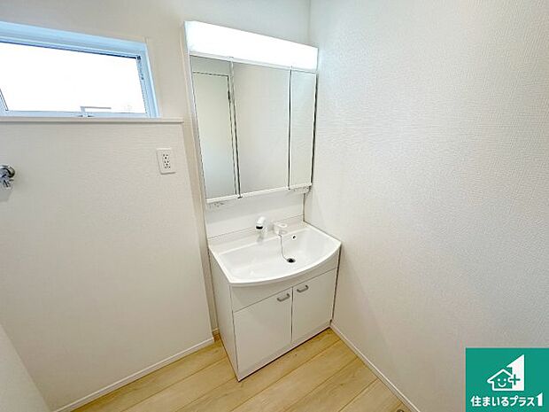 【独立洗面台】清潔感のある洗面台です。フラットな鏡は掃除がしやすく毎日清潔!鏡裏には収納があるのでスッキリとした洗面台が保てます。