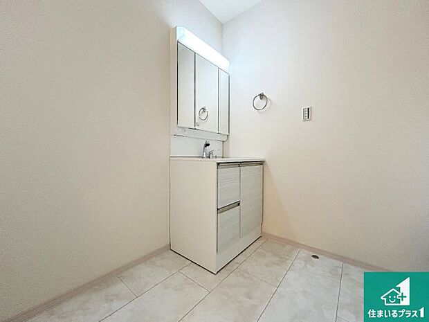 【独立洗面台】清潔感のある洗面台です。フラットな鏡は掃除がしやすく毎日清潔!鏡裏には収納があるのでスッキリとした洗面台が保てます。