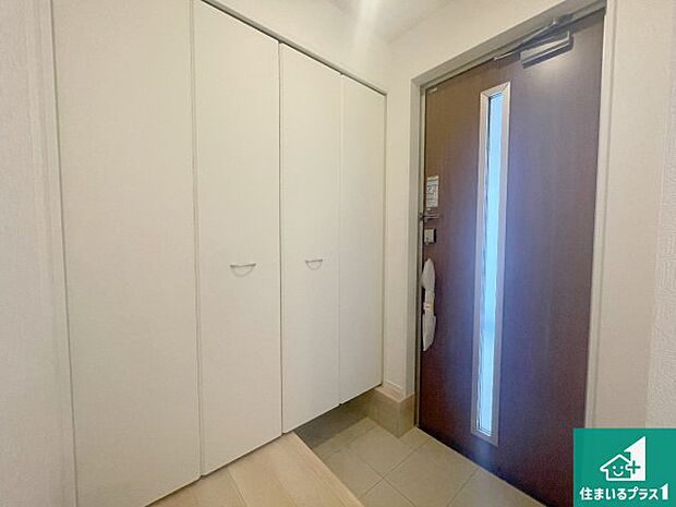 【玄関】シューズボックスにはたくさんの靴が収納できるので玄関周りはいつもスッキリ!ご家族が増えても安心!