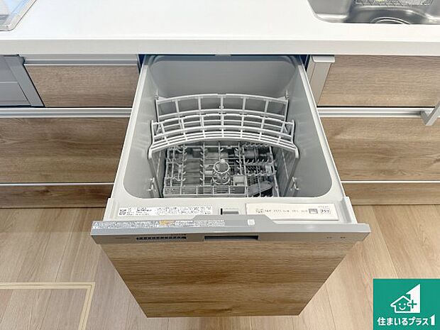 【食器洗浄乾燥機】食事後の一仕事、食器洗いをボタン一つでお任せできちゃいます!場所を取らないビルトイン式なので、お料理スペースもしっかり確保!
