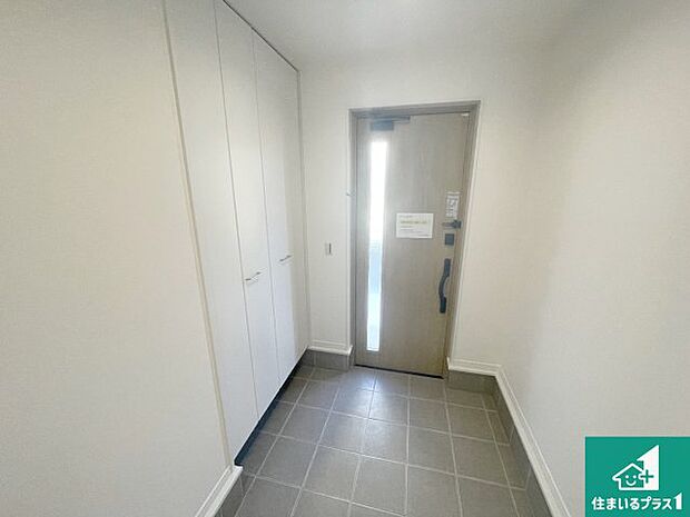 【玄関】シューズボックスにはたくさんの靴が収納できるので玄関周りはいつもスッキリ!ご家族が増えても安心!