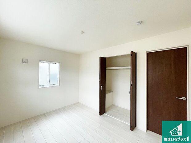 【洋室】収納スペースが充実しているので子供の成長に合わせてたくさん収納ができます!家族構成に合わせた様々な活用ができる収納!