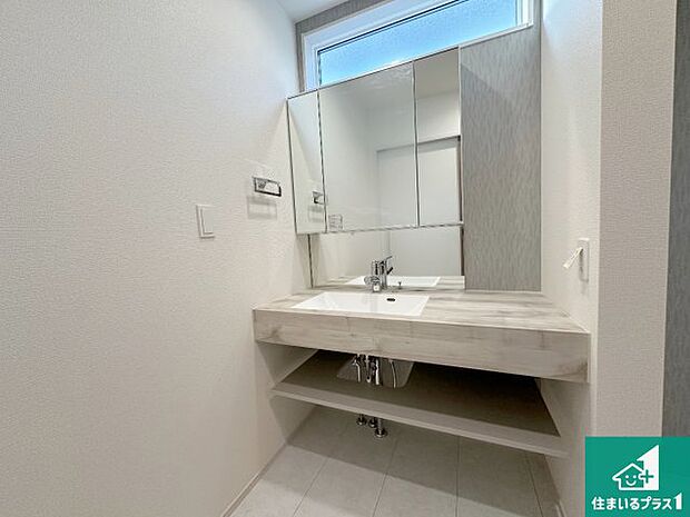 【独立洗面台】清潔感のある洗面台です。フラットな鏡は掃除がしやすく毎日清潔!鏡裏には収納があるのでスッキリとした洗面台が保てます。