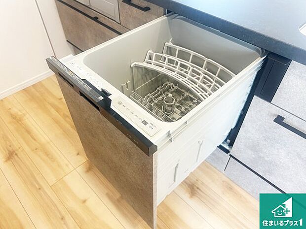 【食器洗浄乾燥機】食事後の一仕事、食器洗いをボタン一つでお任せできちゃいます!場所を取らないビルトイン式なので、お料理スペースもしっかり確保!