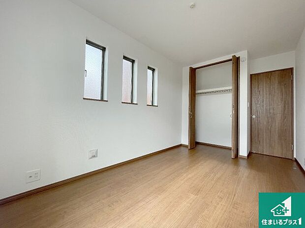 【洋室】シンプルな洋室は、自分好みのインテリアが楽しめます♪ご家族とインテリアや家具を選びに行くのは新築購入時の醍醐味の一つです。ぜひお楽しみください♪