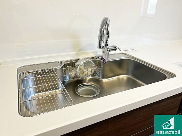 【キッチンシンク】蛇口の先端に浄水器を内蔵しています!原水と浄水、お湯と冷水、シャワーの切替えがワンタッチなので用途によって使い分けられます。