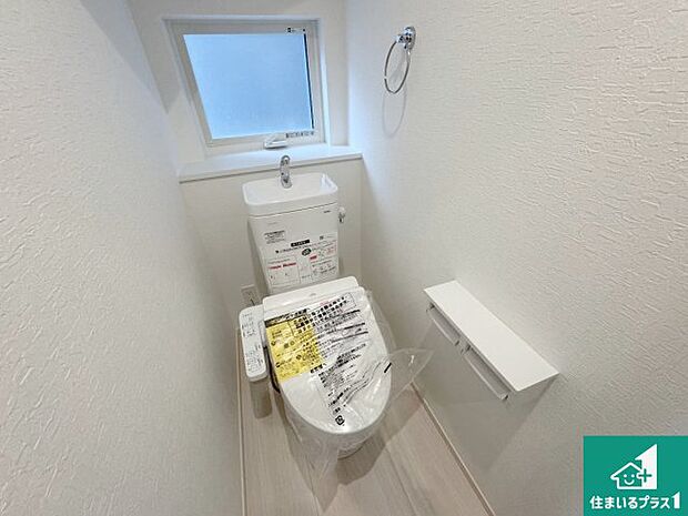 【トイレ】1・2階の2ヶ所にあるので、朝の忙しい時間の順番待ちもなく、深夜の利用にも大変便利です。