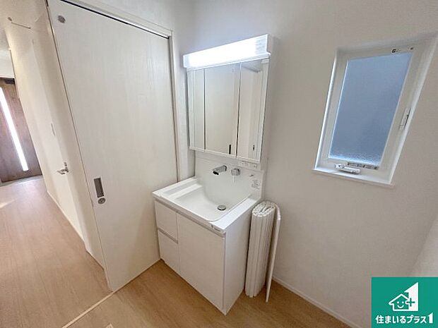 【独立洗面台】清潔感のある洗面台です。フラットな鏡は掃除がしやすく毎日清潔!鏡裏には収納があるのでスッキリとした洗面台が保てます。