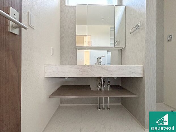 【独立洗面台】清潔感のある洗面台です。フラットな鏡は掃除がしやすく毎日清潔！鏡裏には収納があるのでスッキリとした洗面台が保てます。