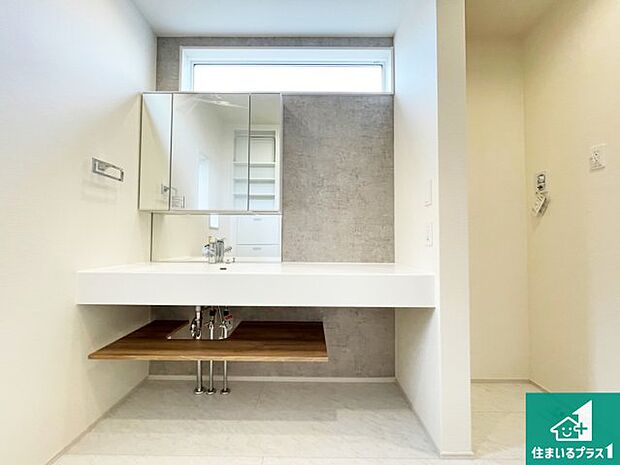 【独立洗面台】清潔感のある洗面台です。フラットな鏡は掃除がしやすく毎日清潔!鏡裏には収納があるのでスッキリとした洗面台が保てます。