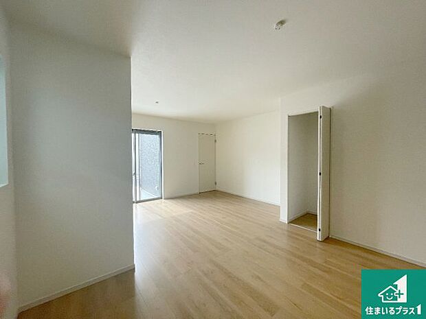 【居間・リビング】日当たり良好の明るいリビングで朝の目覚めもスッキリできそう!対面キッチンでご家族のコミュニケーションも自然と増える設計!小さなお子様が遊ぶスペースを作っても広々とくつろげるLDK!