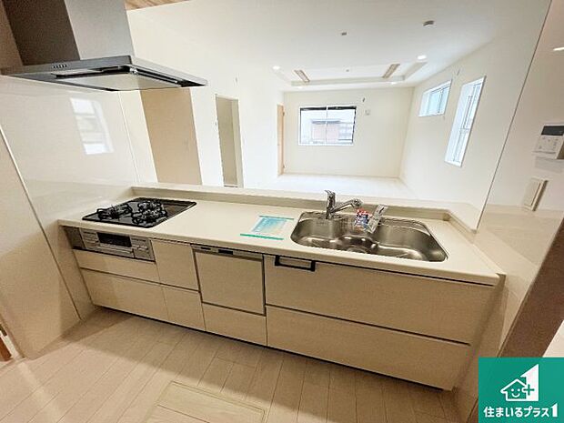 【キッチンシンク】蛇口の先端に浄水器を内蔵しています!原水と浄水、お湯と冷水、シャワーの切替えがワンタッチなので用途によって使い分けられます。