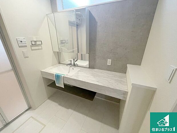 【独立洗面台】清潔感のある洗面台です。フラットな鏡は掃除がしやすく毎日清潔!鏡裏には収納があるのでスッキリとした洗面台が保てます。