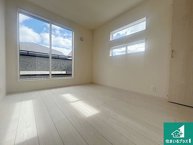 【洋室】シンプルな洋室は、自分好みのインテリアが楽しめます♪ご家族とインテリアや家具を選びに行くのは新築購入時の醍醐味の一つです。ぜひお楽しみください♪