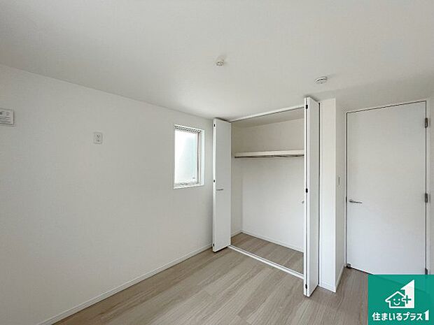 【洋室】収納スペースが充実しているので子供の成長に合わせてたくさん収納ができます!家族構成に合わせた様々な活用ができる収納!