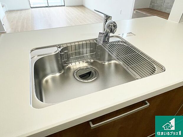【キッチンシンク】蛇口の先端に浄水器を内蔵しています!原水と浄水、お湯と冷水、シャワーの切替えがワンタッチなので用途によって使い分けられます。